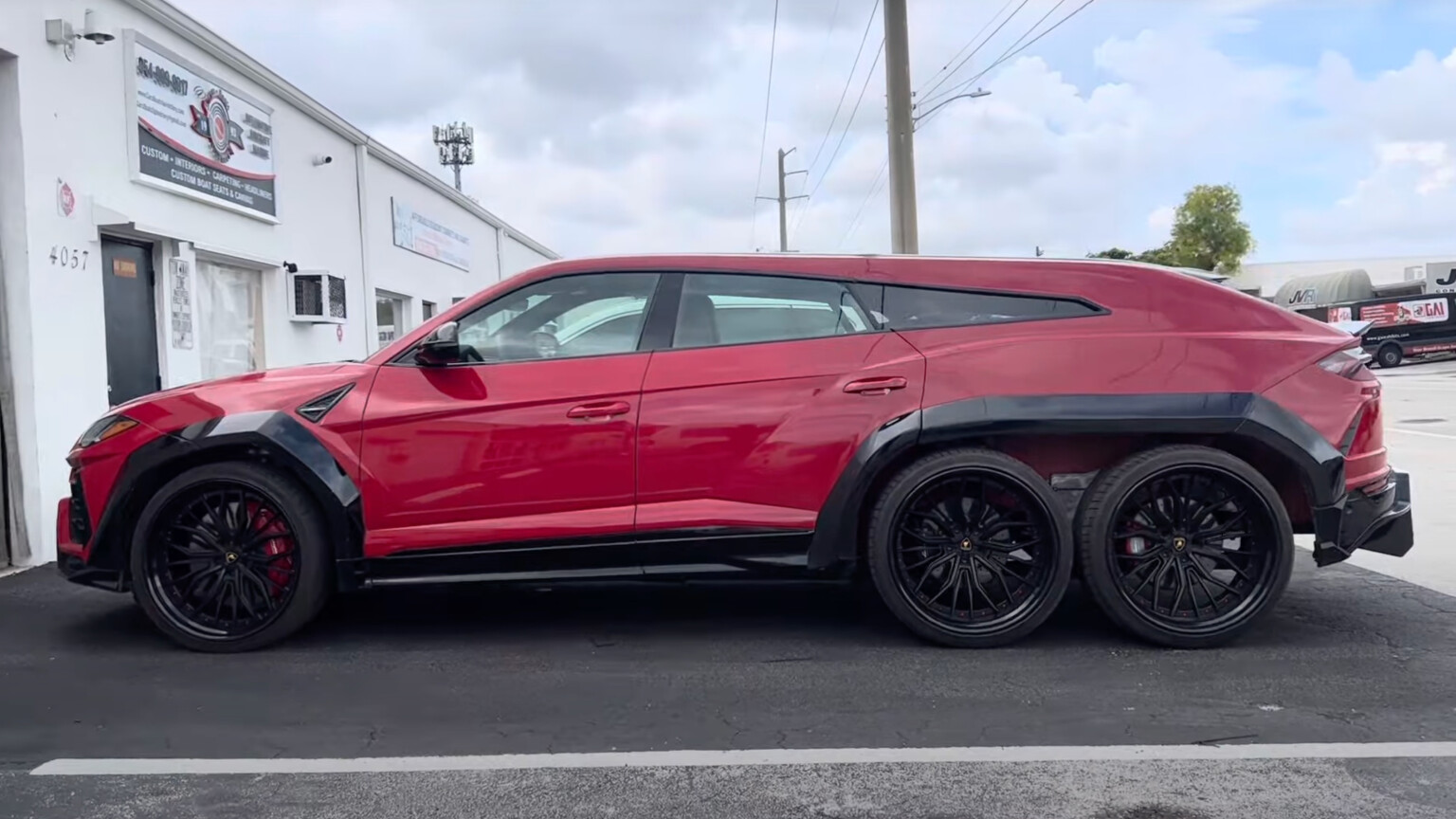 56701774/2024 lamborghini urus 6x6 south side jeeps jpeg