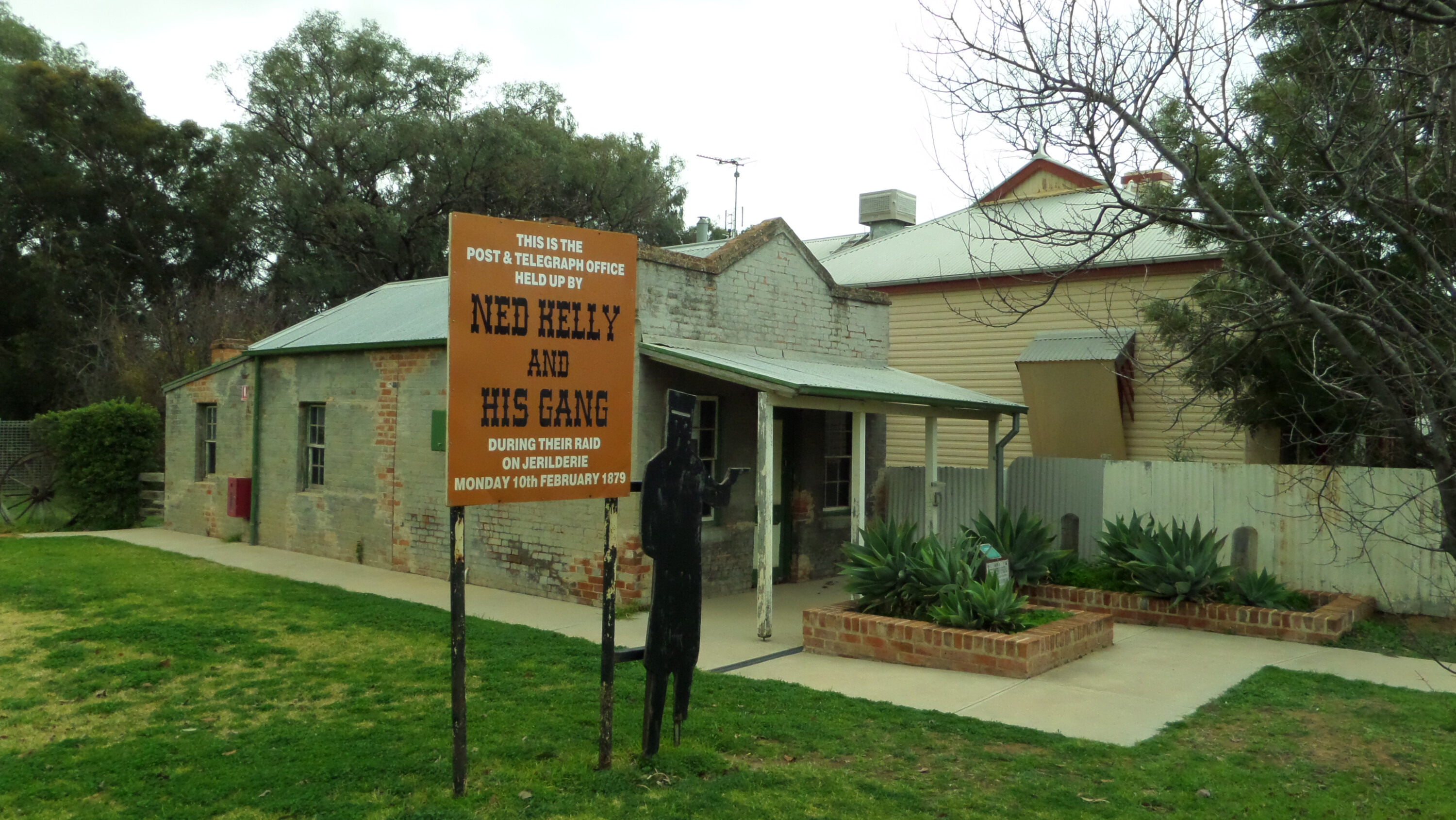 35e71ab0/kelly 18 old jerilderie post and telegraph office JPG