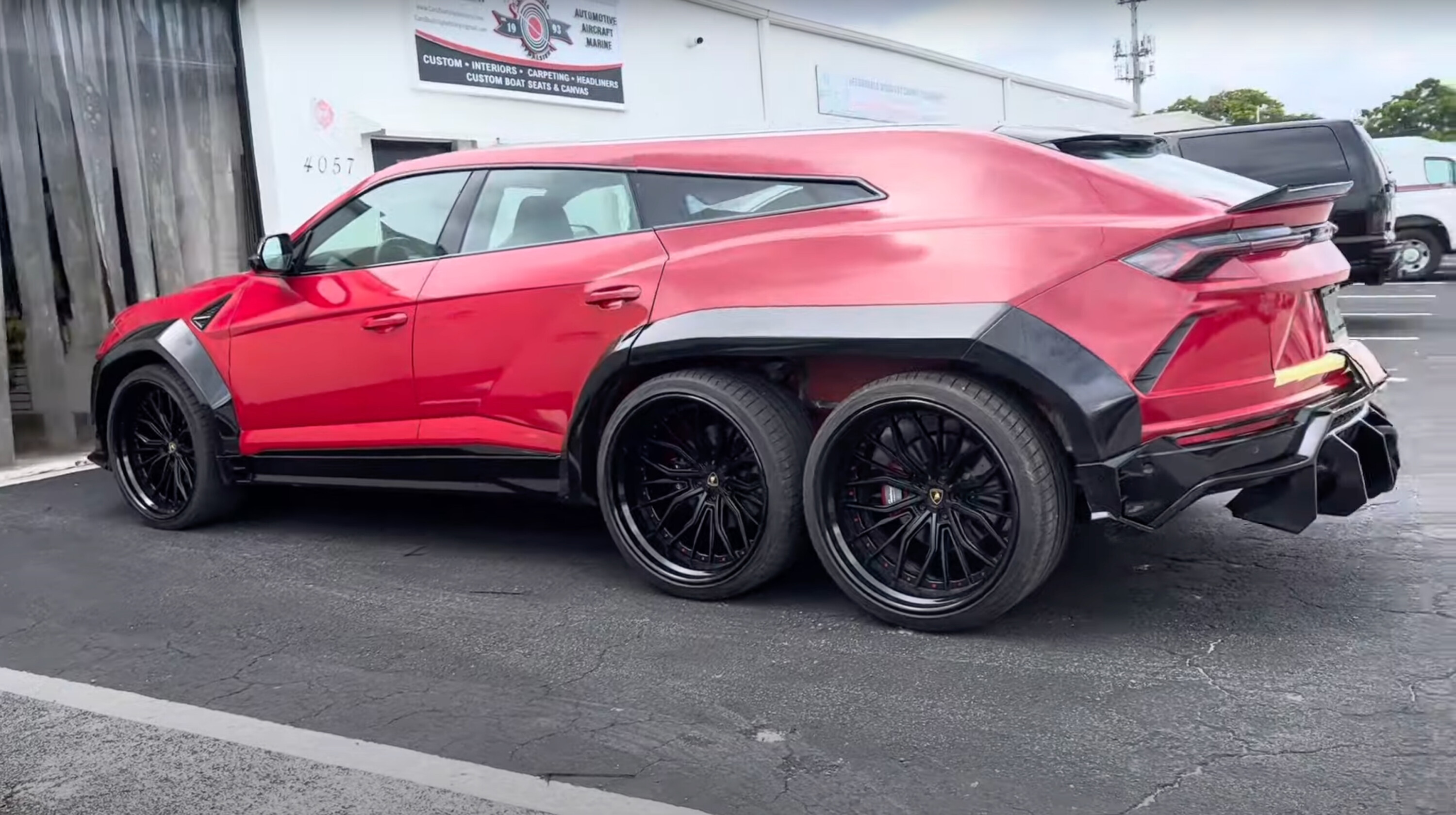 Crazy Lamborghini Urus 6X6 revealed