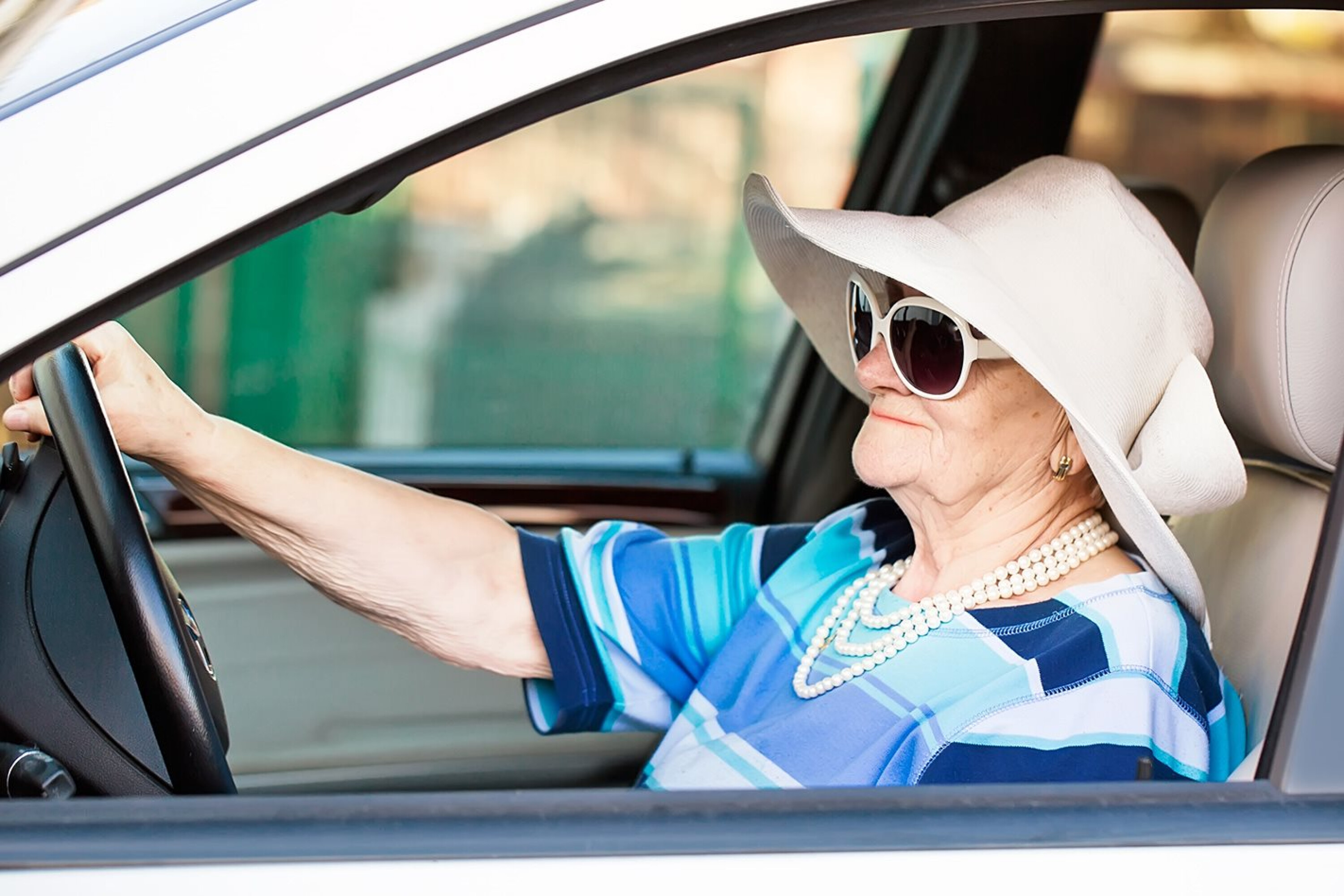 Автомобиль пенсионеру. Пожилая женщина в авто. Бабуля за рулем. Бабки в машине. Бабка на крутой тачке.