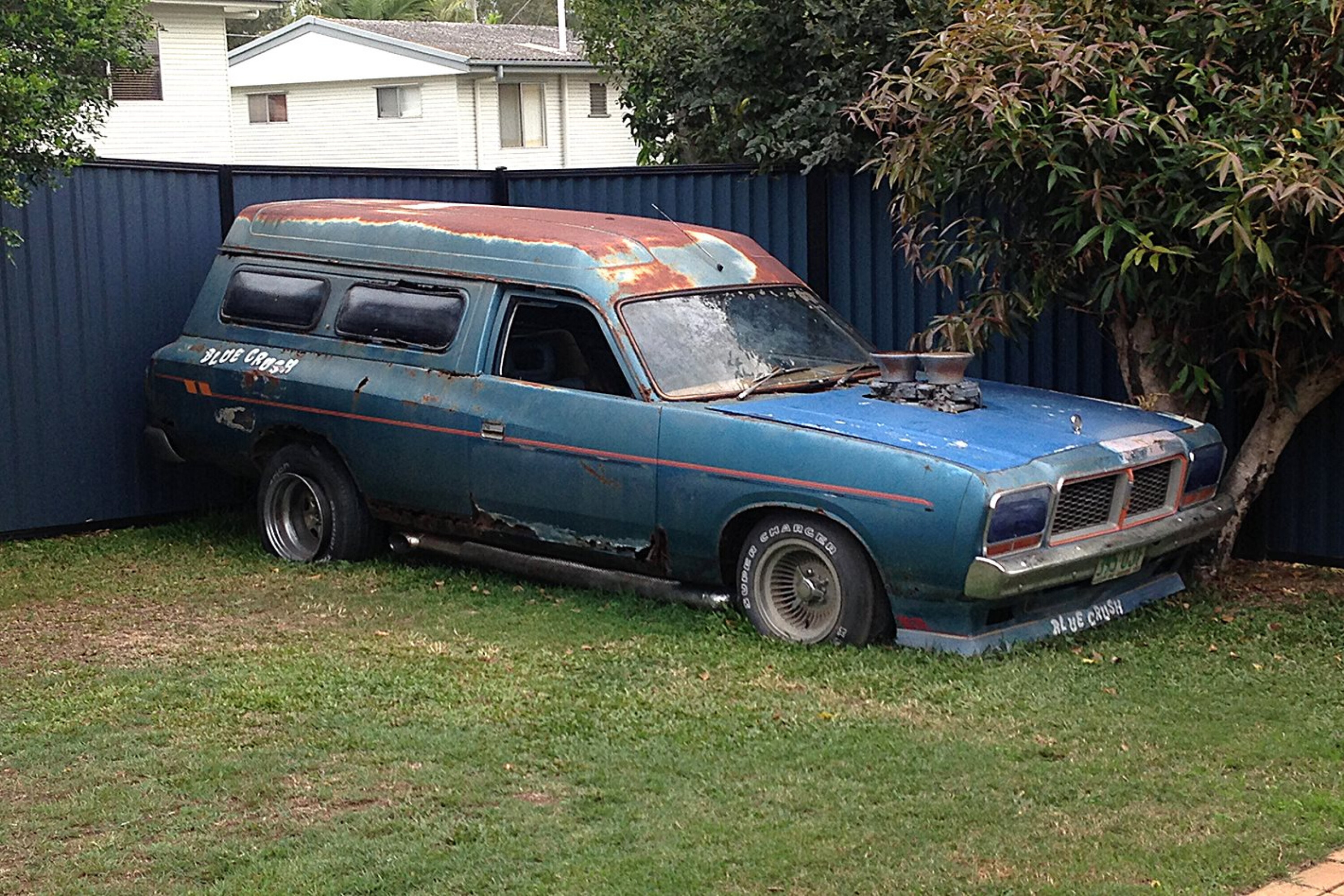 ca181583/blue crush valiant van front angle jpg