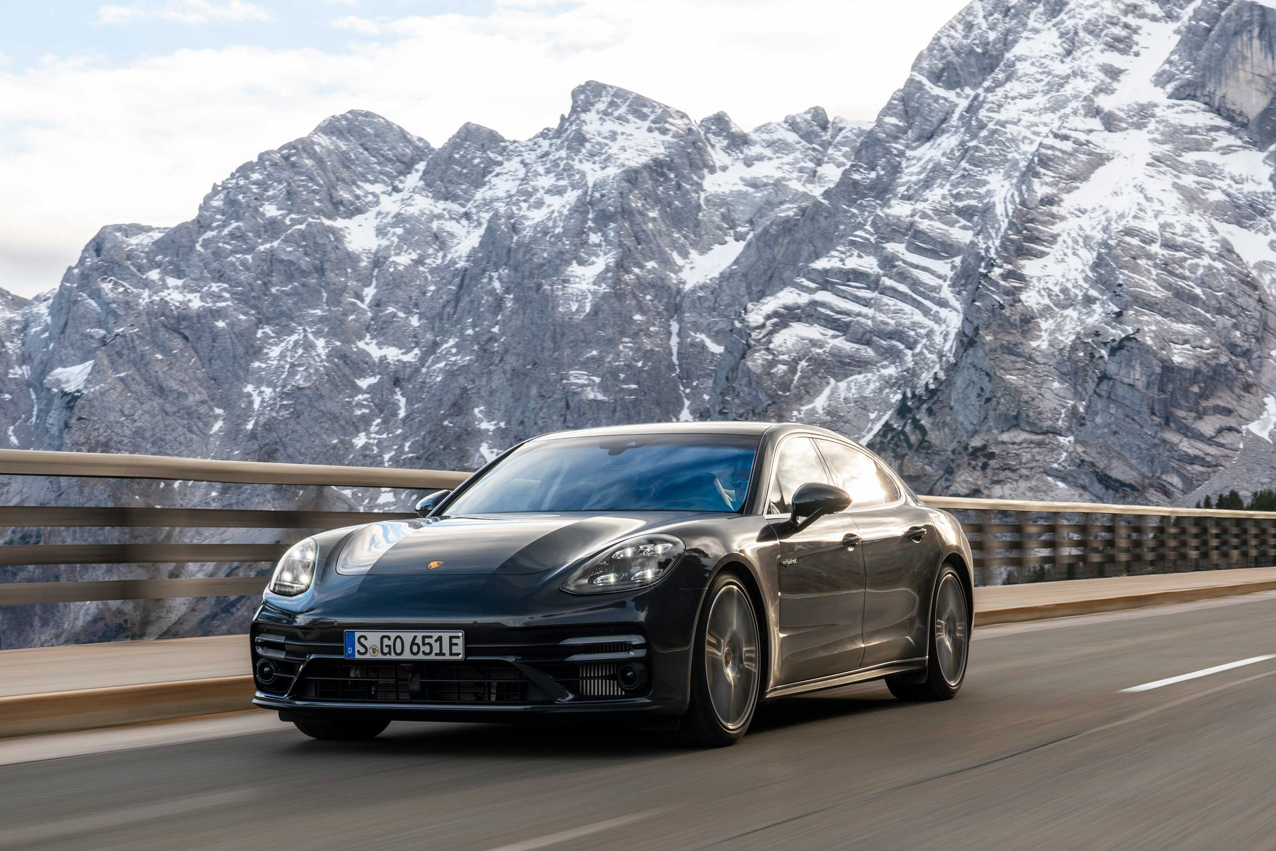 21db1665/2025 porsche panamera turbo s ehybrid 01 jpg