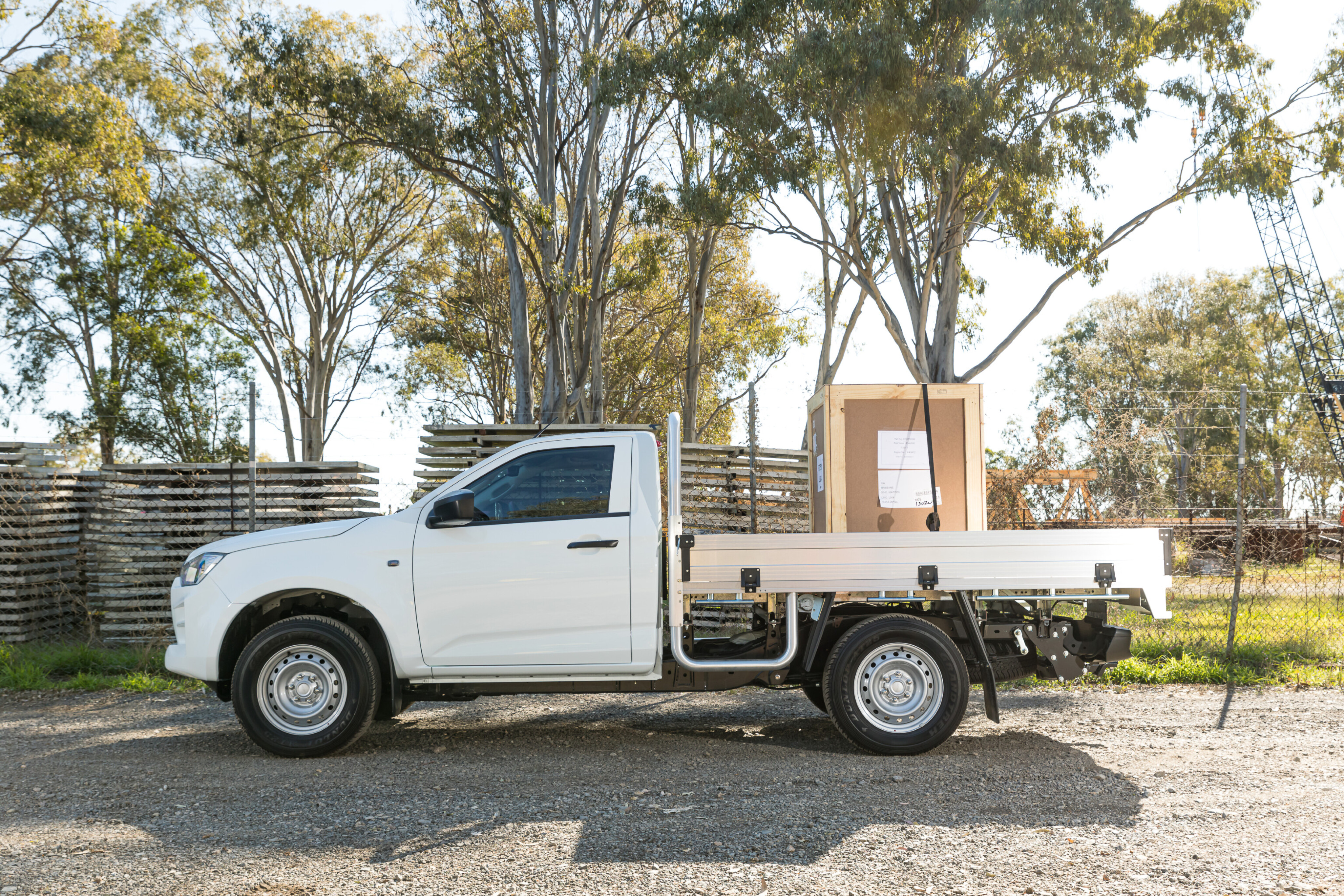 2fdd2607/2021 isuzu d max 4x2 sx single cab chassis ute auto static side construction site jpg