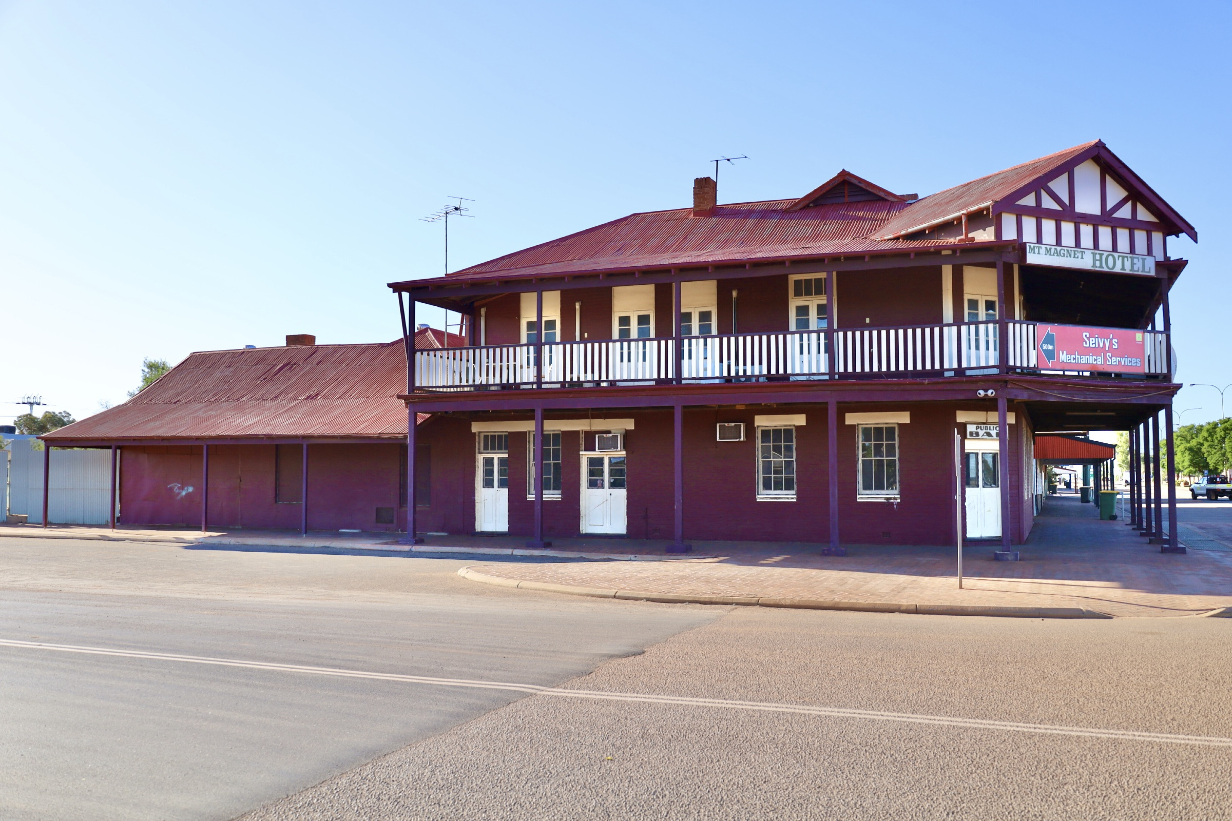 42741320/golden outback mt magnet pub JPG