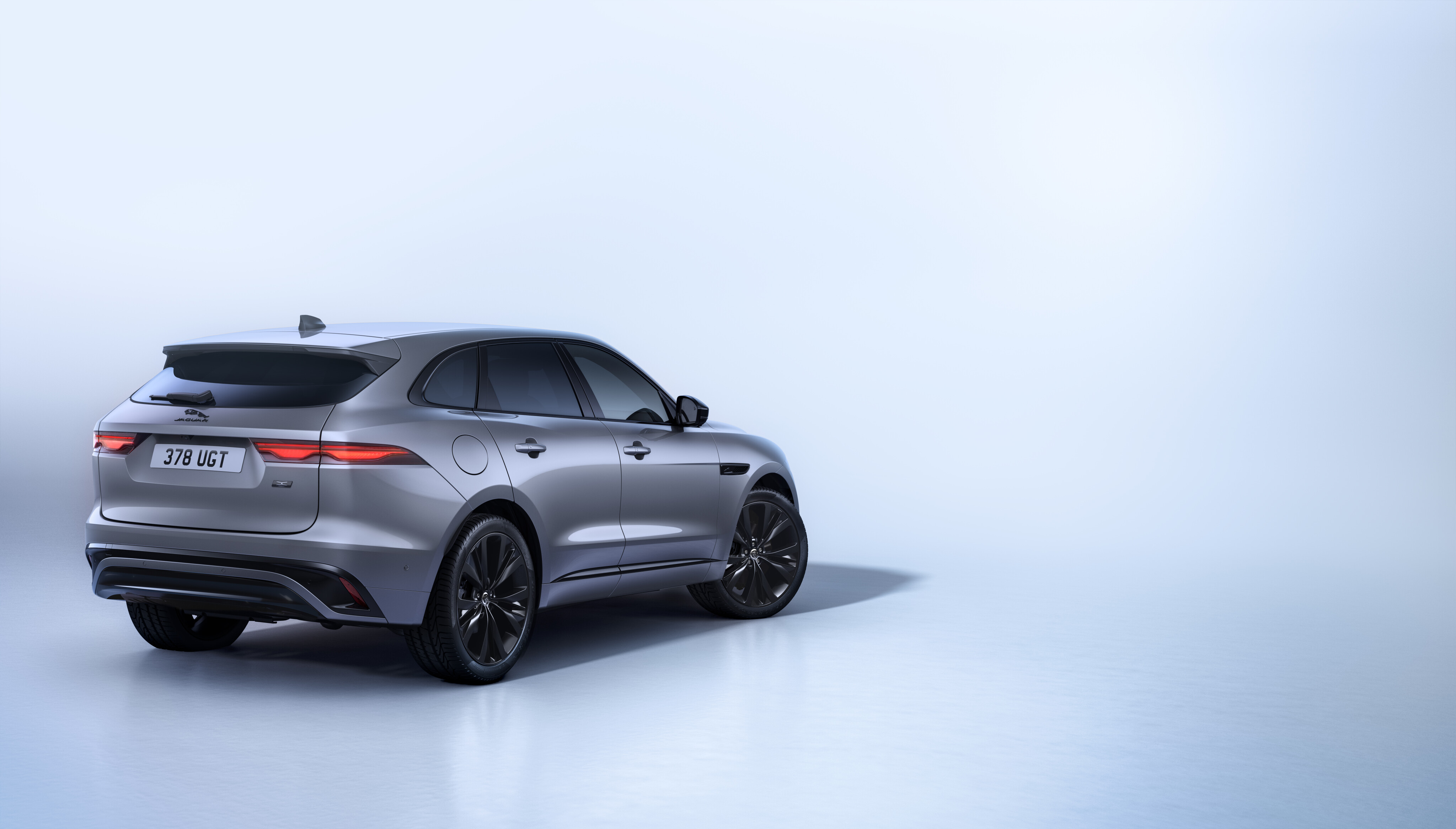 619b0e50/f pace 90th rear34 jpg