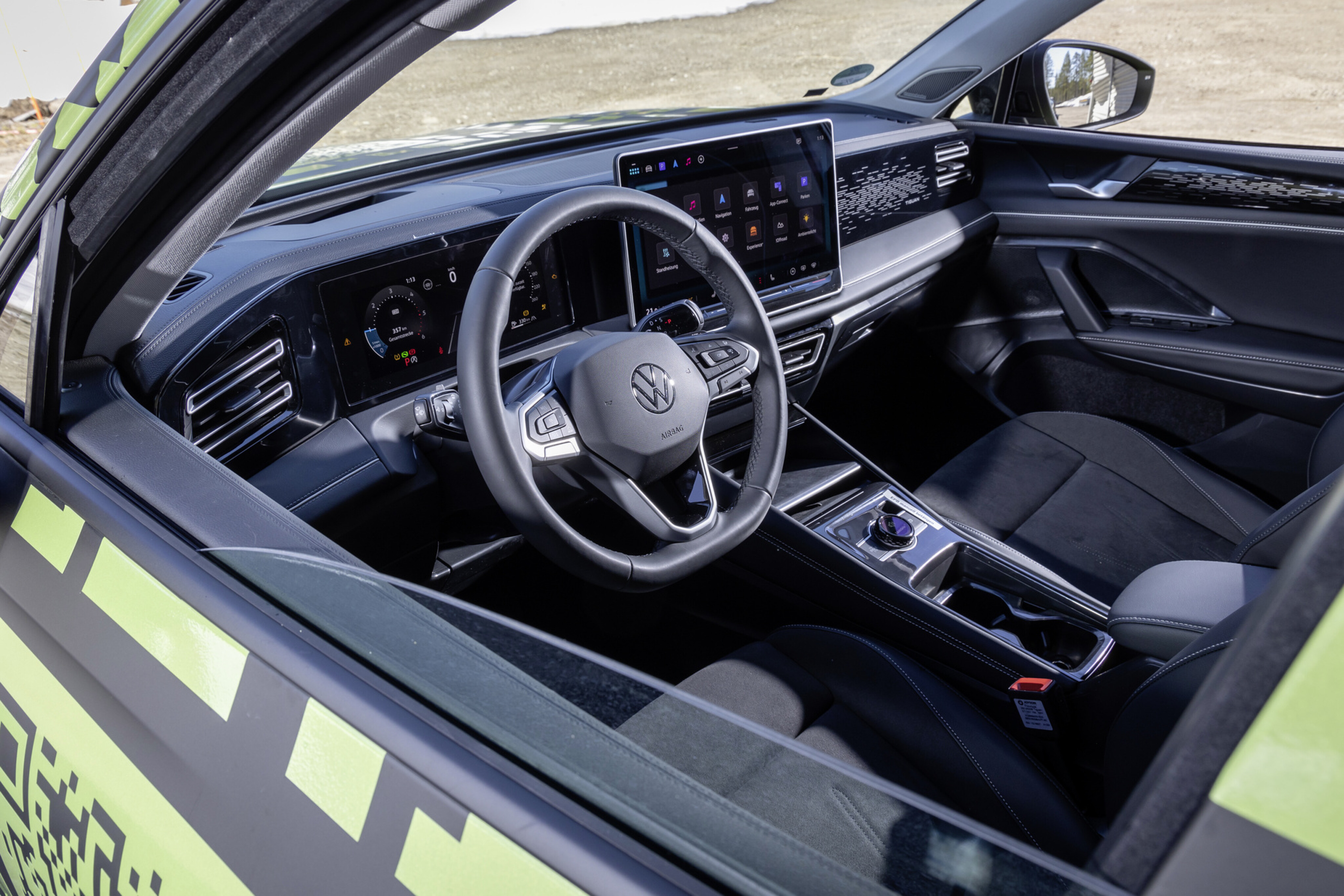 6e350e89/2024 Volkswagen Tiguan   camo interior zoom jpg