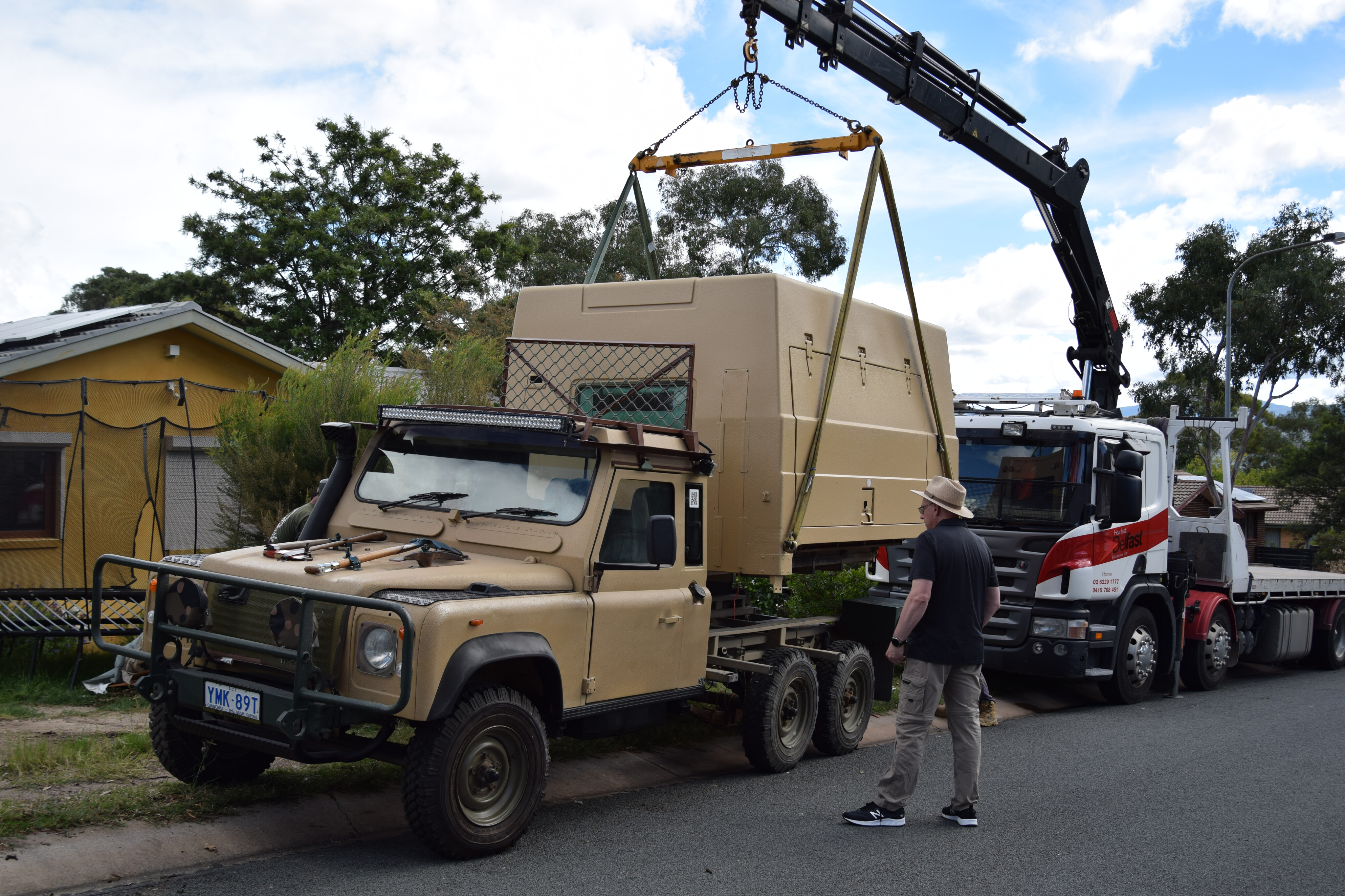 75c42875/land rover 110 perentie 6x6 gmv we had to call in the big guns to mount the canopy module JPG