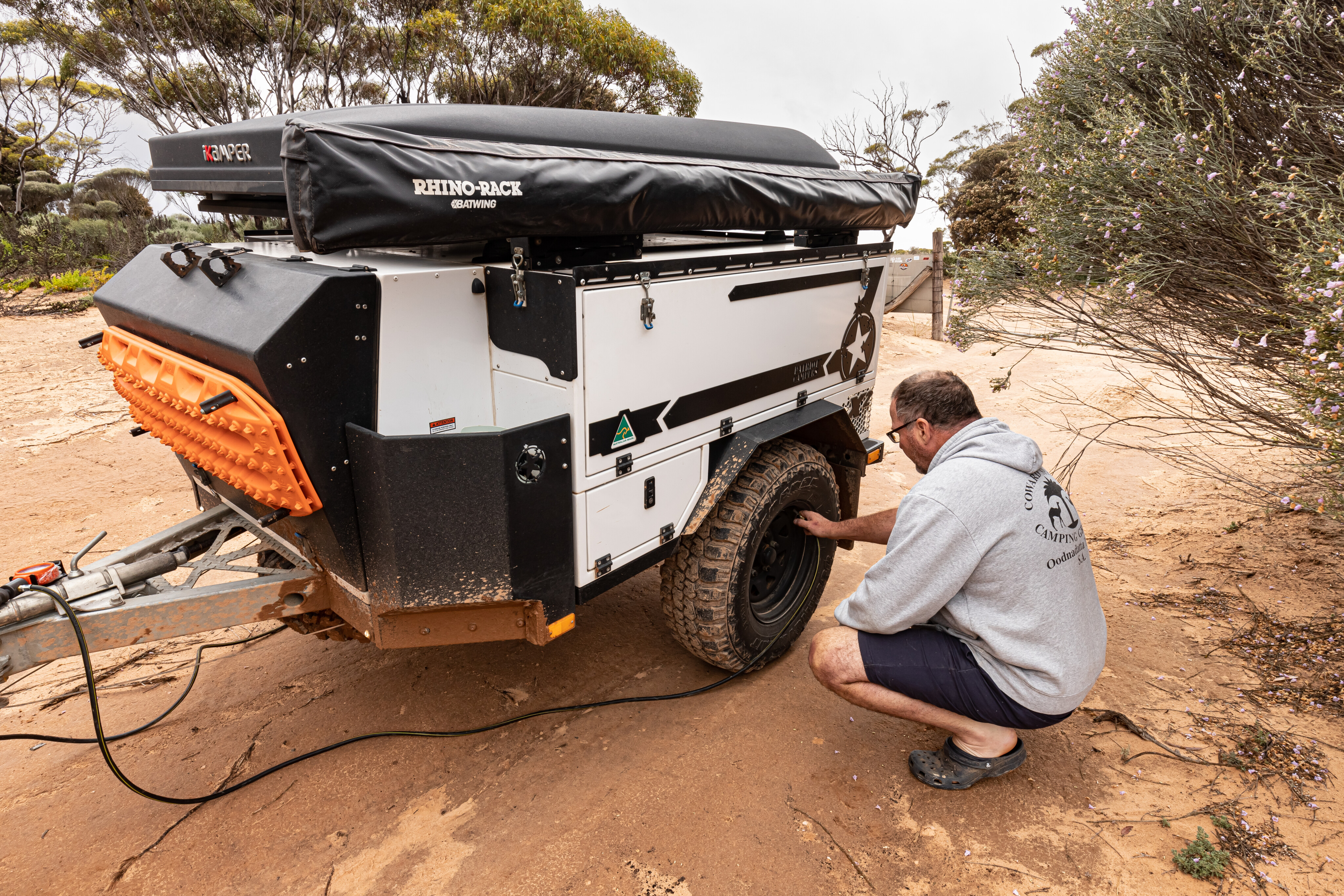 776232d5/4x4 australia googs track dropping tyre pressures on the camper to 15psi is a good starting point for sand towing jpg