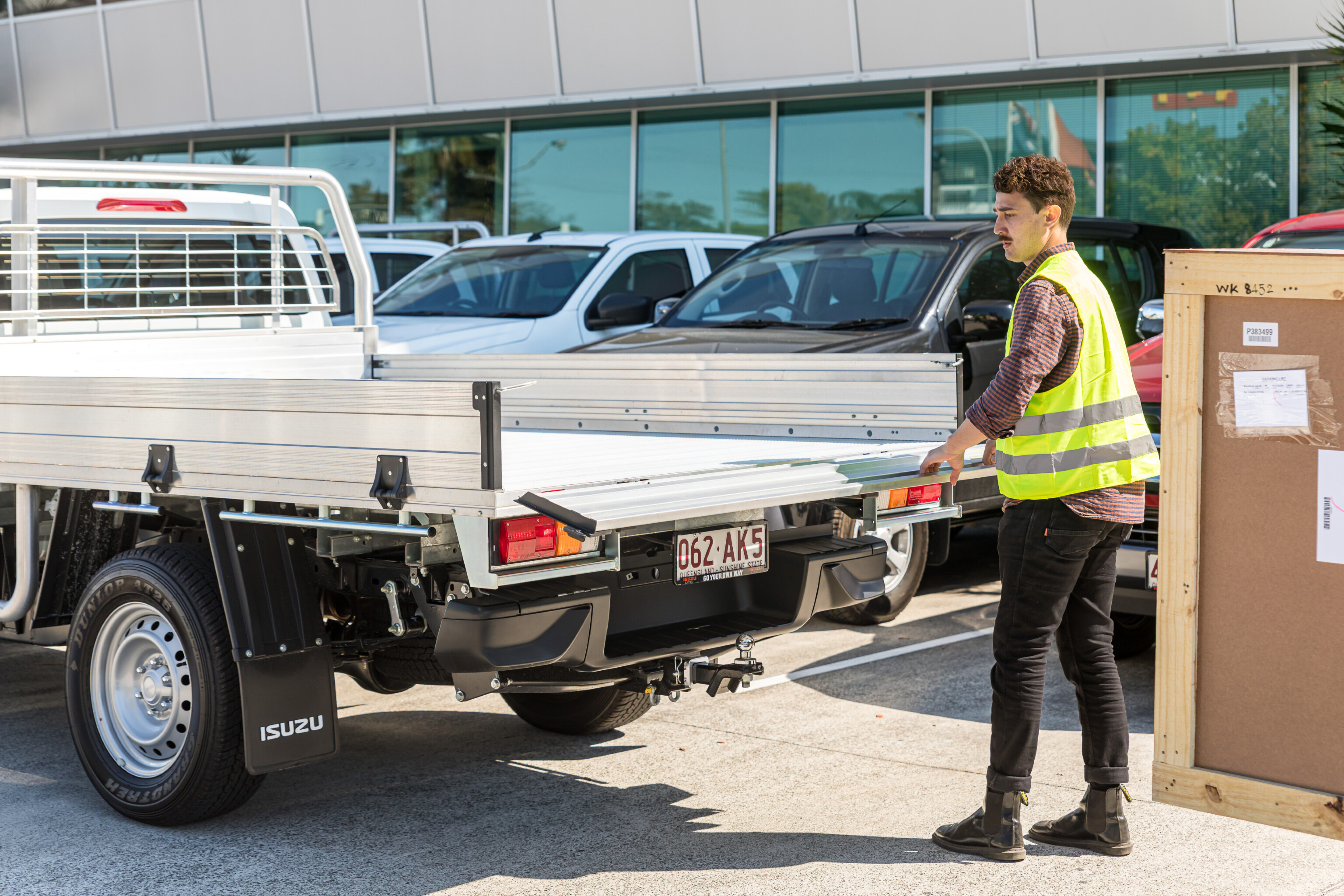 86f82420/2021 isuzu d max 4x2 sx single cab chassis ute auto detail rear tray tailgate jpg