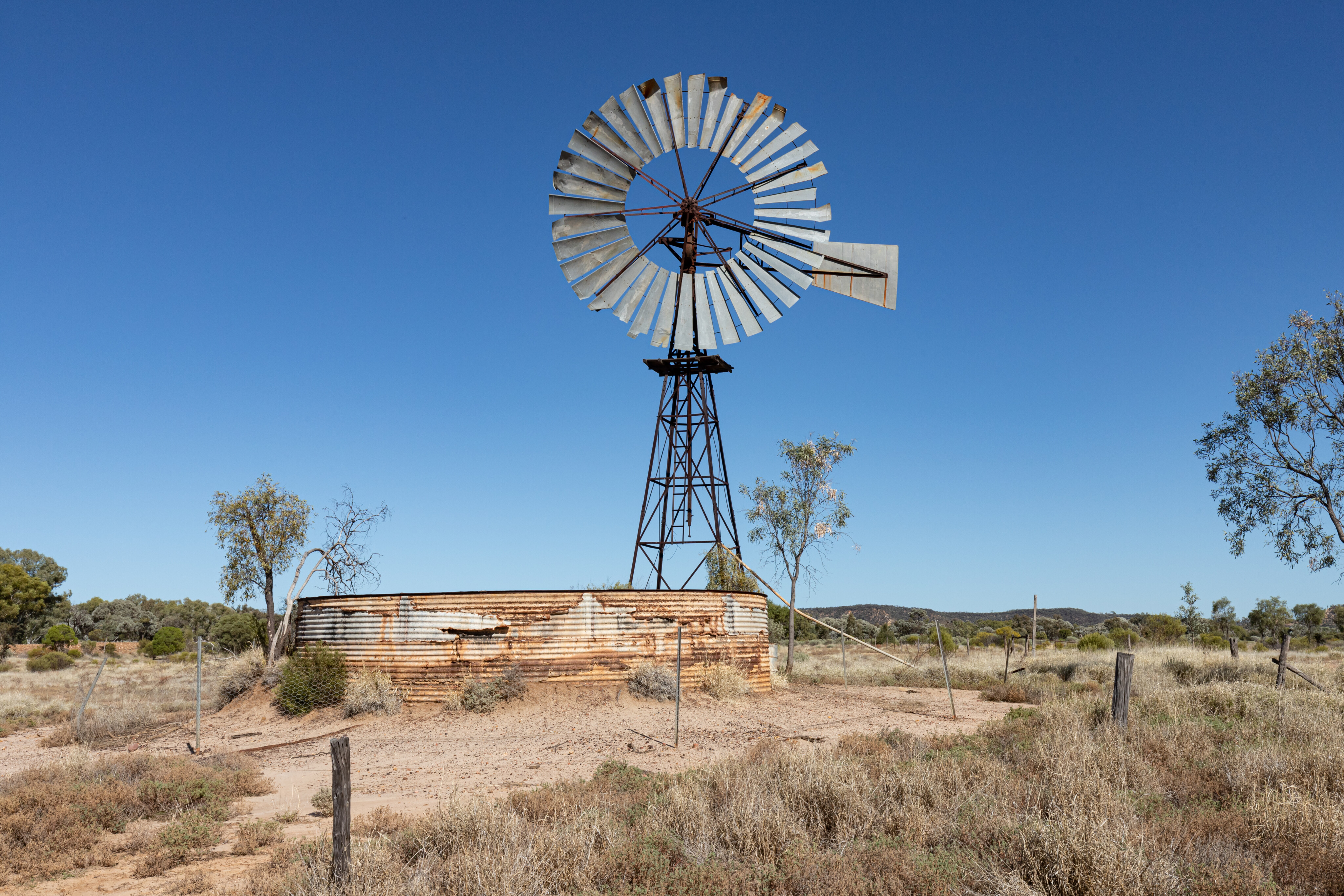 90e42f61/explore queensland idalia np chucksters bore was no longer pumping water but it could do with some oil jpg