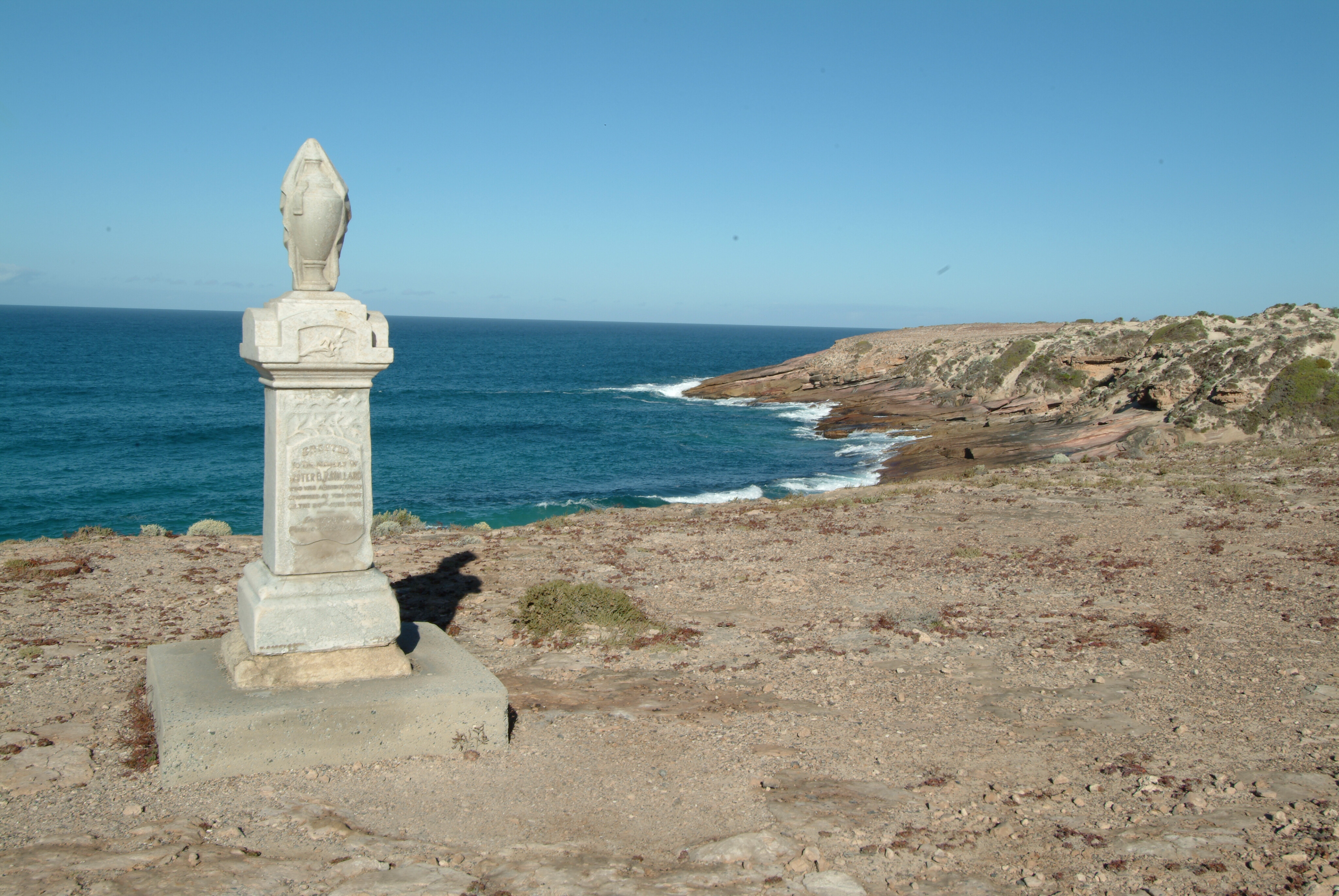 a15f21fe/talia caves monument to sister who drowned 4x4 australia explore sa JPG