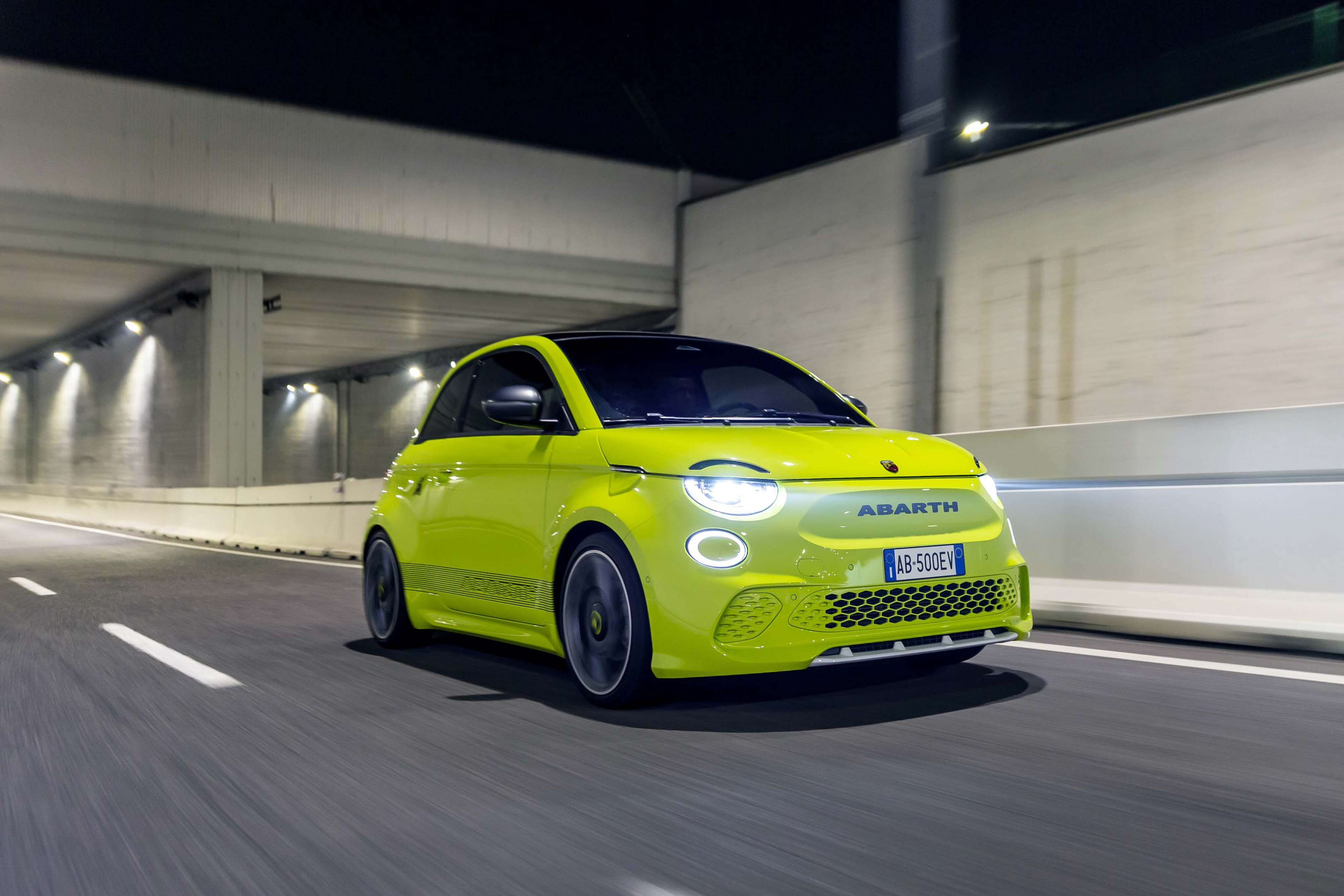 b4e309b3/2023 abarth 500e ev hatch acid green 23 jpg