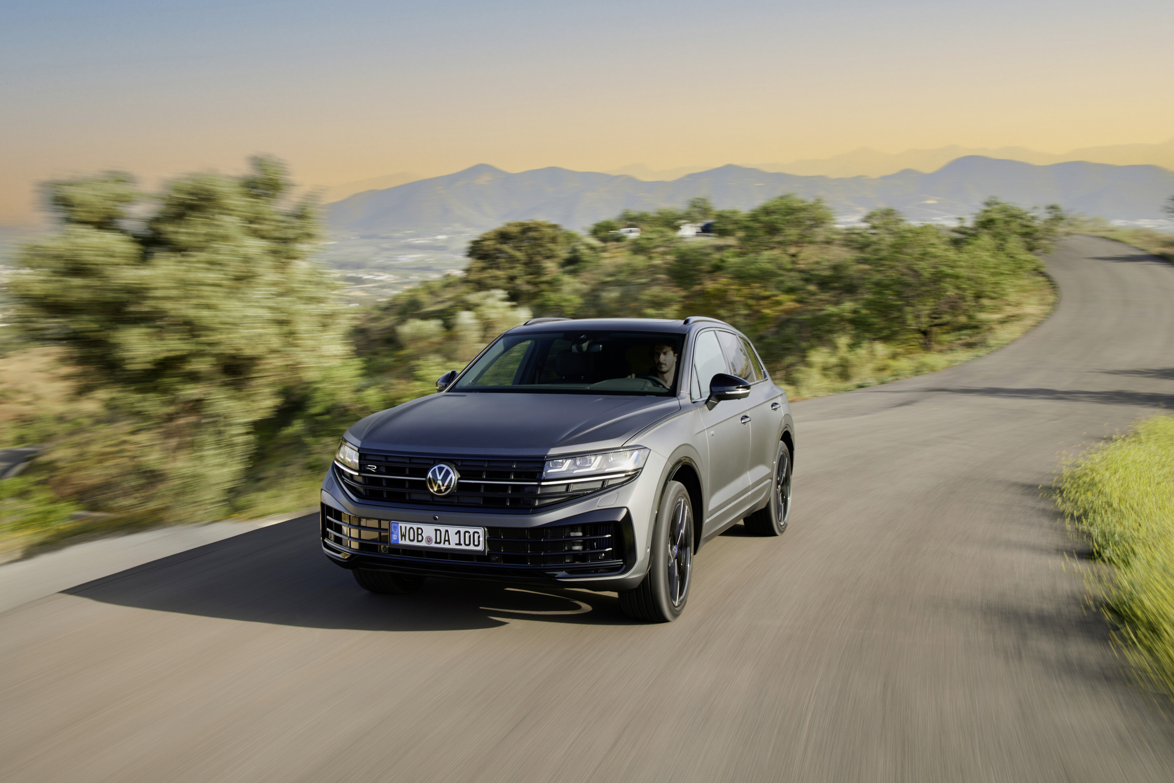 2025 Volkswagen Touareg facelift revealed, here next year with R plug