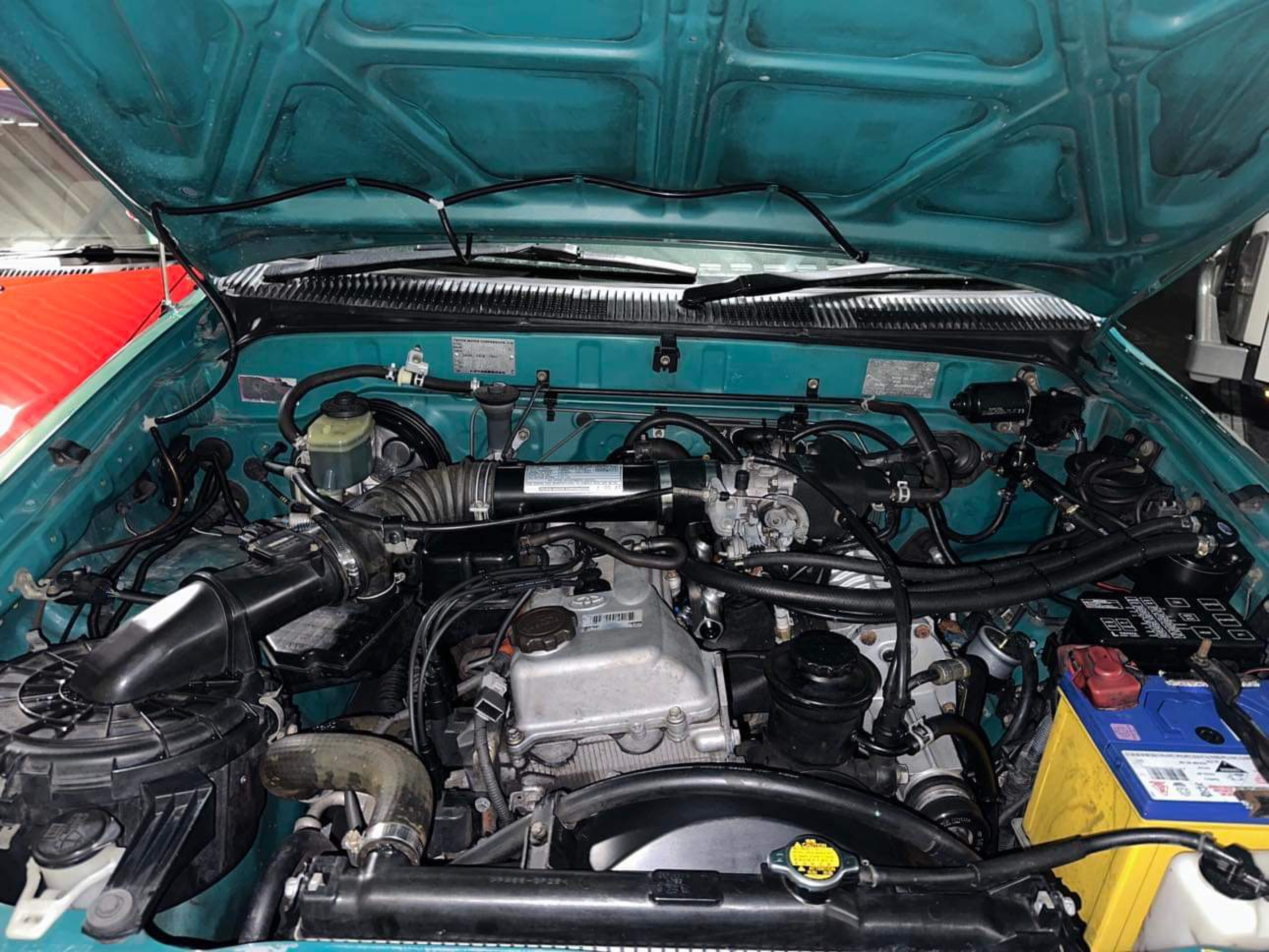 fb2c1612/1998 toyota hilux sr5 hilux engine bay JPG