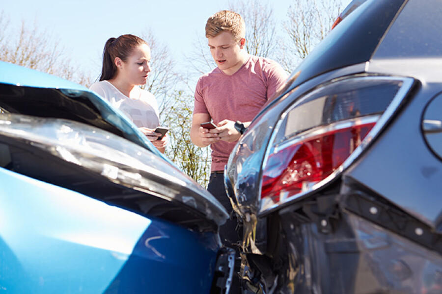 b5c709d5/people exchanging insurance details after accident jpg
